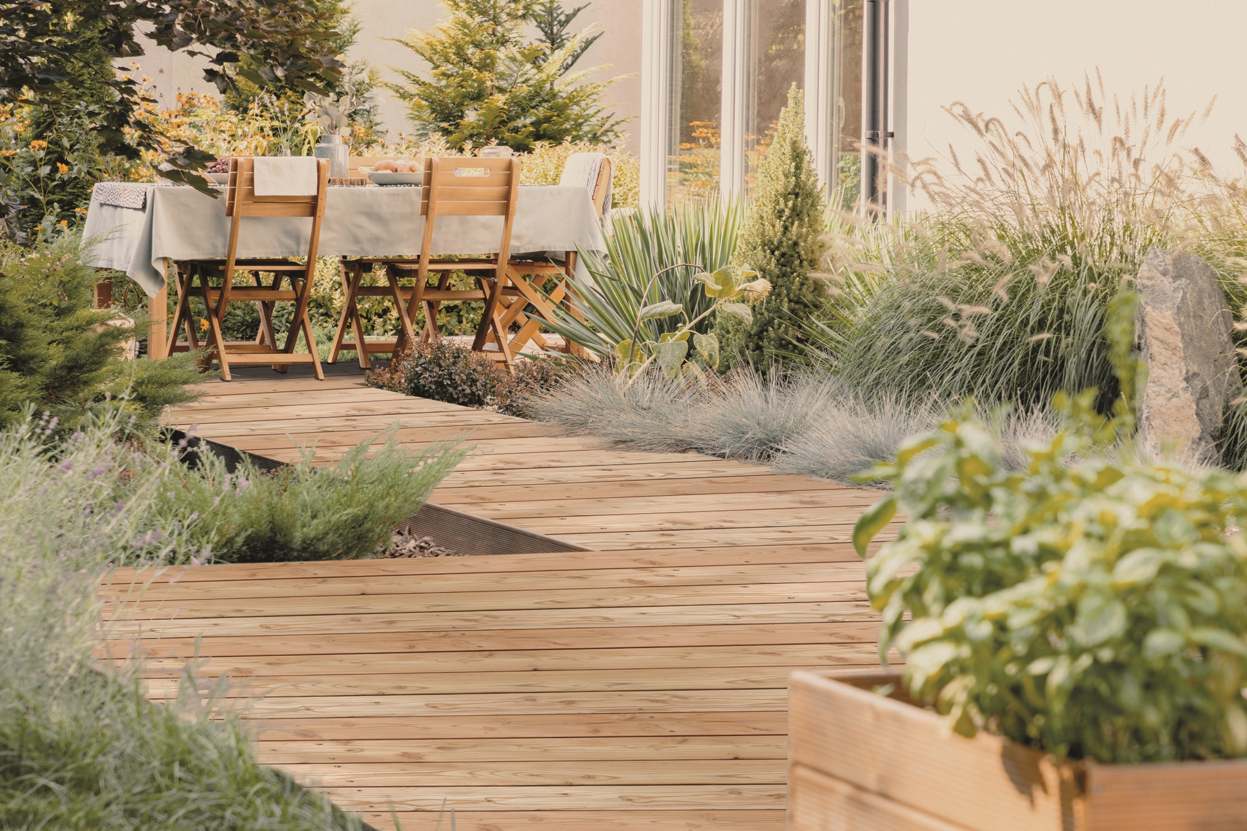 terrassendiele-thermostrukturierte-gebirgslaerche.jpg